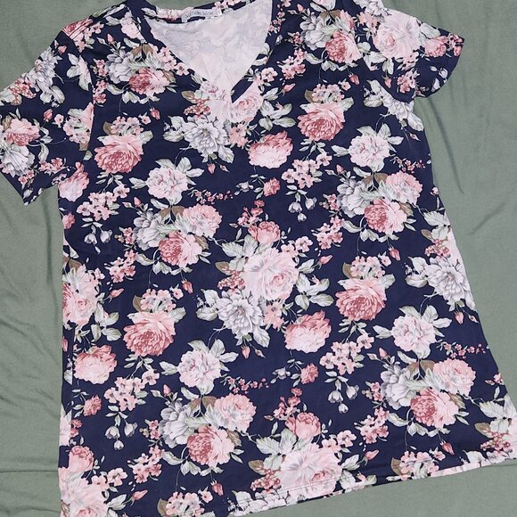 Michelle Mae Tops - Michelle Mae Navy Floral Print V-Neck Tee
